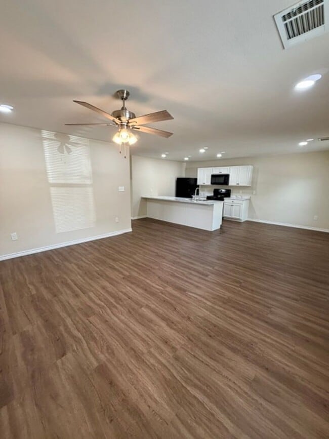 Building Photo - 102 Pecan Dr