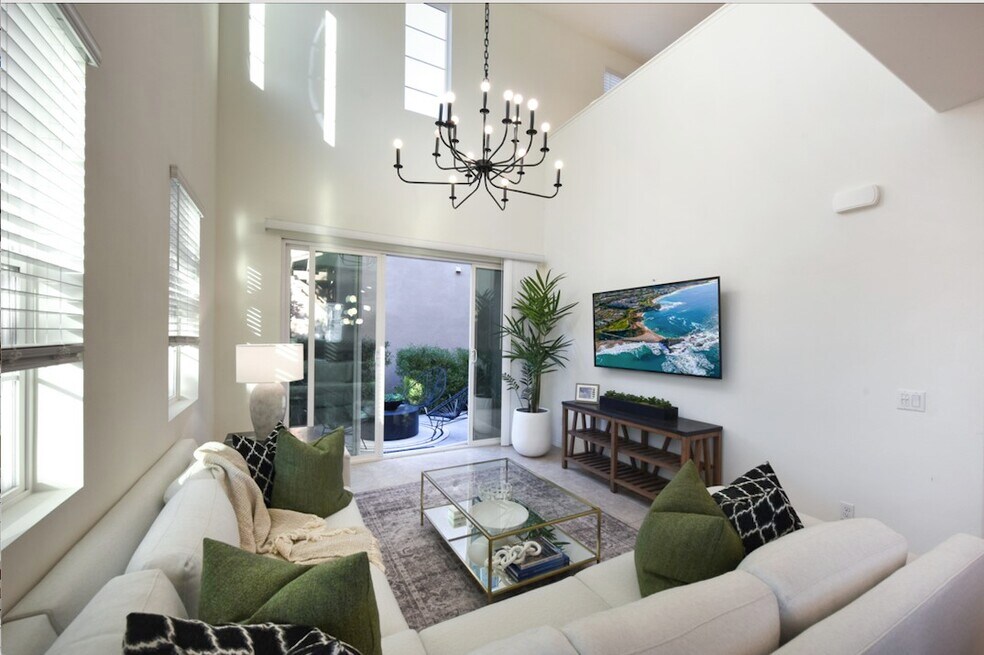 7075 Montecito Ln