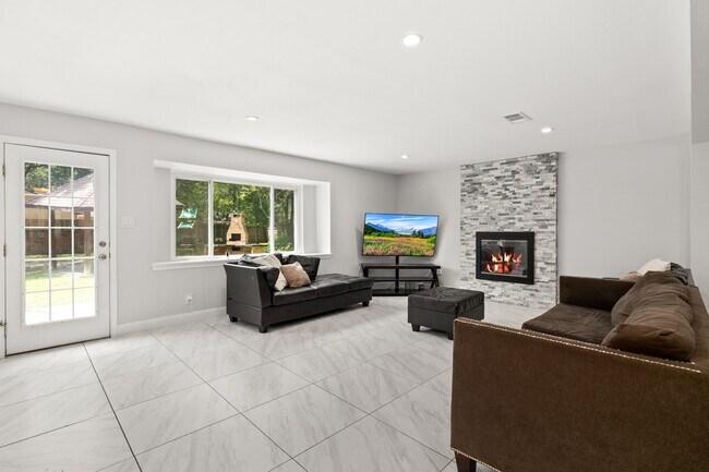 Building Photo - 2114 Briargreen Dr