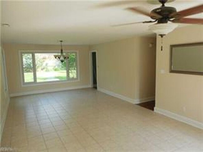 Building Photo - 3BR/2BA House with Granite Counter Tops! C...