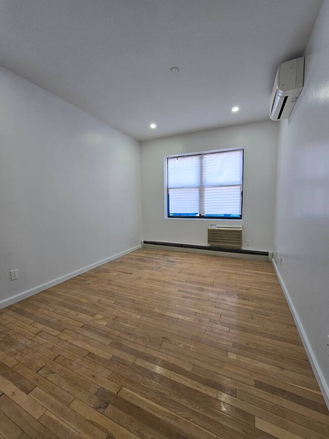 Foto del edificio - 1111 Sheepshead Bay Rd