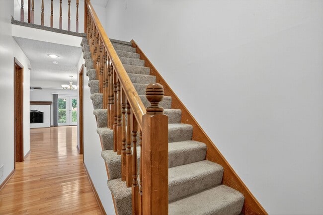 Building Photo - Updated 2 Bedroom 3 Bath townhome with ful...
