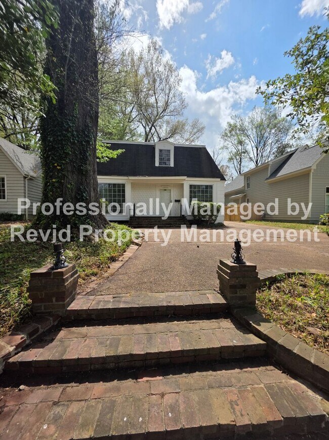 Building Photo - HUGE home in East Buntyn near U of M
