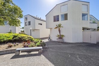 Building Photo - 470 Cola Ballena