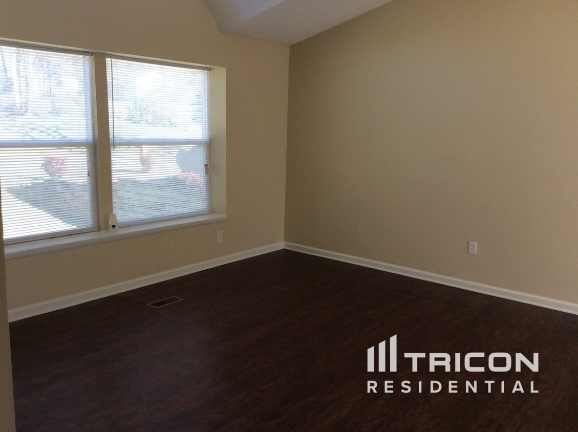 Building Photo - 1010 Farmfield Ln