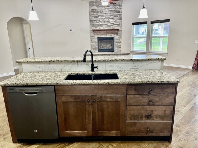 Building Photo - Silver Lining