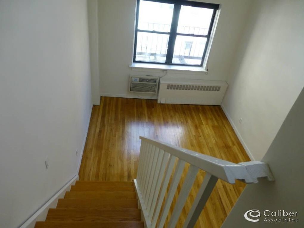 Foto principal - 104 E 31st St