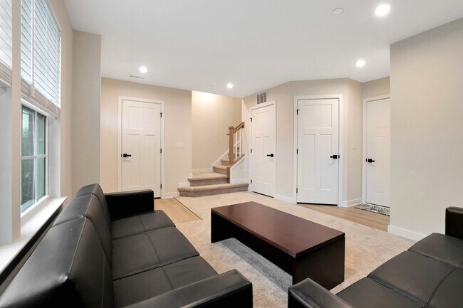 Foto del edificio - 155 Canterbury Way