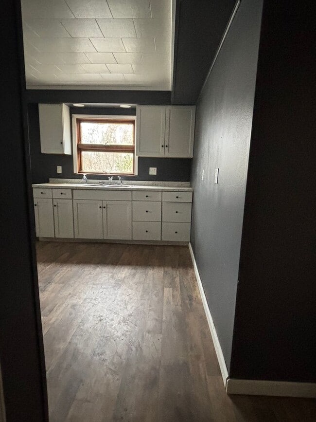 Building Photo - Newely Renovated 2 Bdrm (Union Twp)