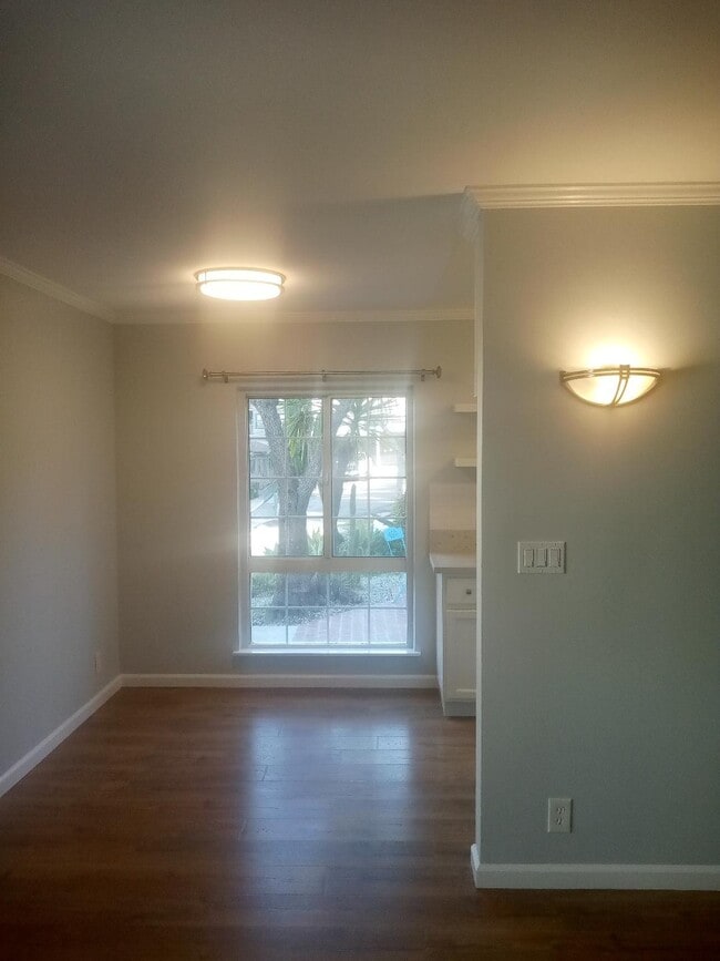 Building Photo - 1357 Edgecliffe Dr