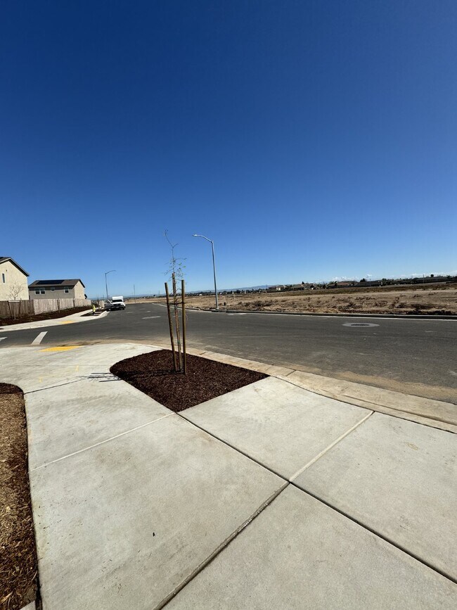 Building Photo - Highly Sought After..  Move In Ready!