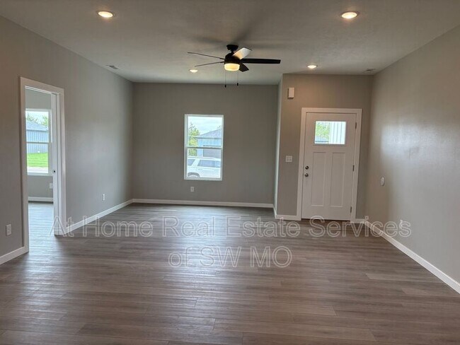 Foto del edificio - 1343 S Shayla Ave