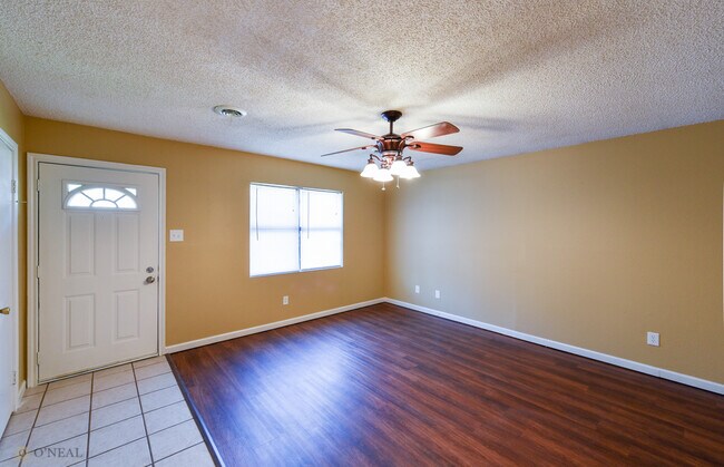 Foto del edificio - 102 Circle A S