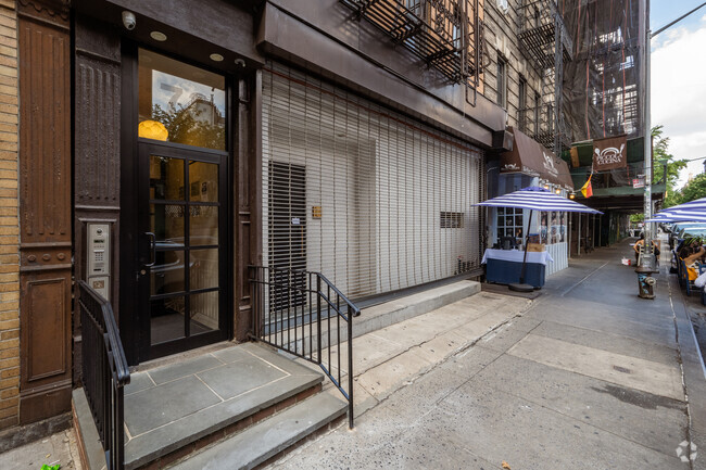 Entrada - 73 Thompson St
