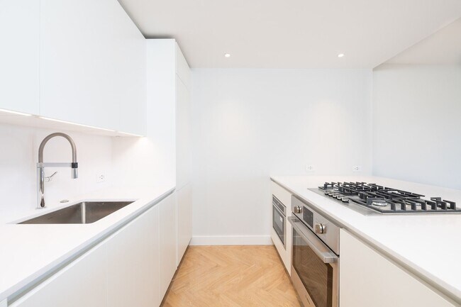 Building Photo - Beautiful Back Bay 1 Bed available 8/1