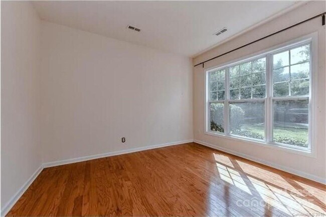 Foto del edificio - 3111 Gloxinia Rd