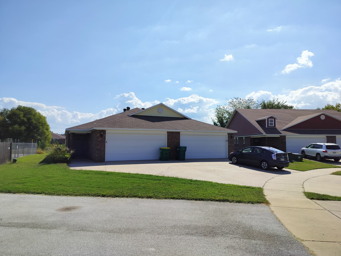 Primary Photo - 262 E Anabranch Ct