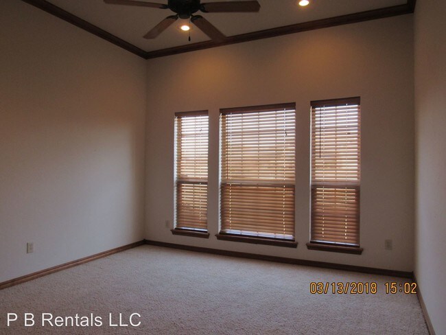 Building Photo - 4 br, 3 bath House - 19 SW Riverbend Drive