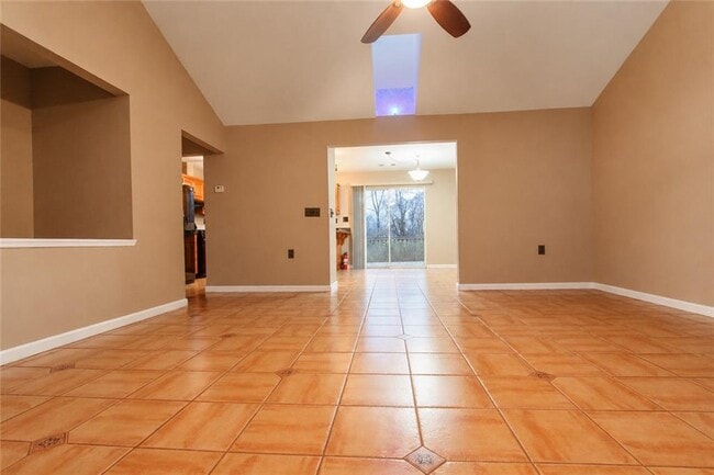 Building Photo - 1825 Skyline Dr