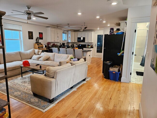 Foto del edificio - NO FEE!!  GORGEOUS LOWER ALLSTON 5 BED/3 BATH WITH A/C, WASHER/DRYER, PARKING