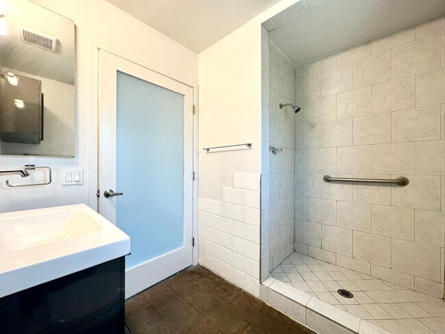 Foto del edificio - AVAILABLE NOW!! Darling Studio Apartment w...