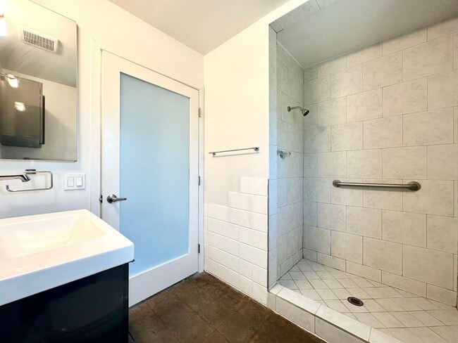 Building Photo - AVAILABLE NOW!! Darling Studio Apartment w...