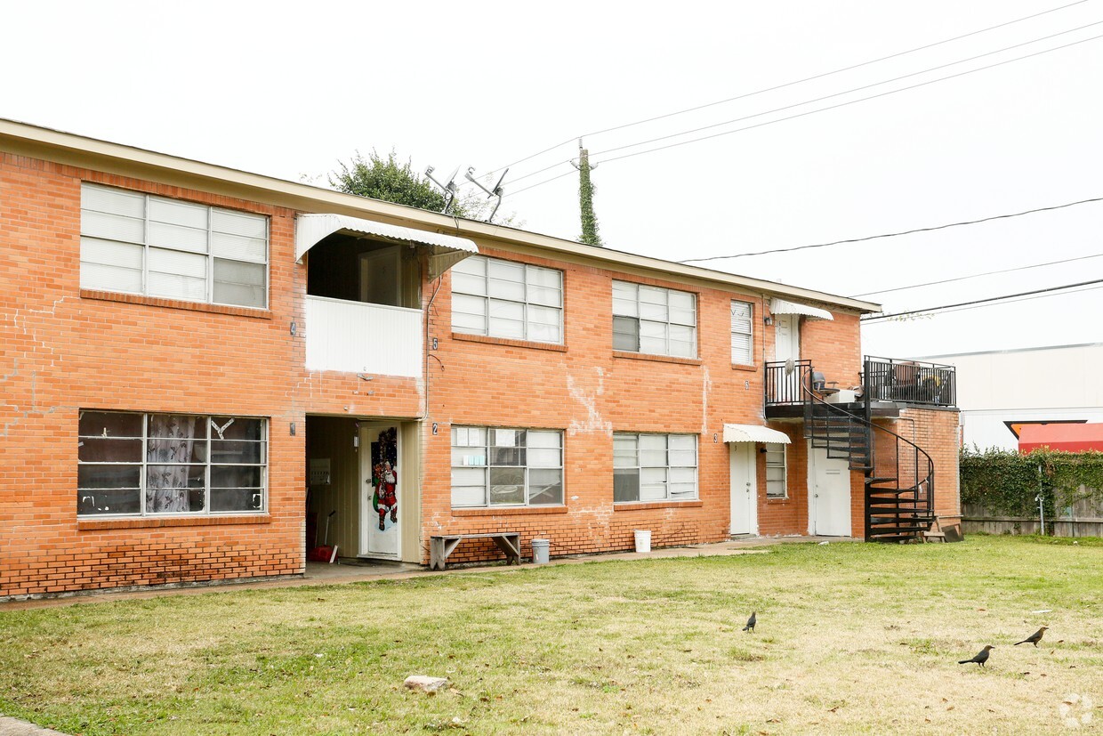 Primary Photo - Pecan Villa Apartments