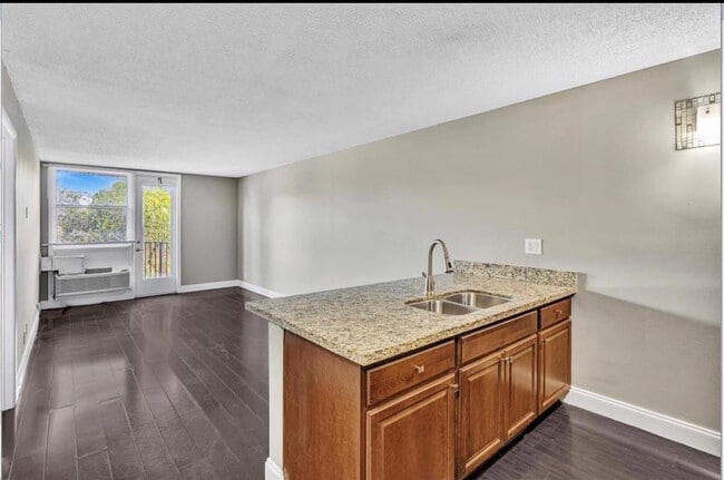 Foto del edificio - 2701 Riverside Dr