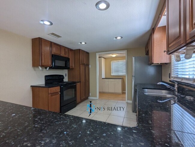 Building Photo - Beautiful 2/2/1 1600 Sq. Ft. with BONUS RO...