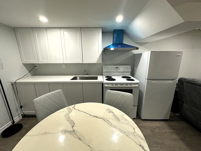 Building Photo - Freshly Renovated Basement Apartment (1 Be...