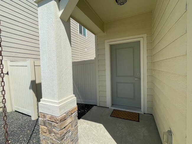 Building Photo - 2592 E Blackstone Dr