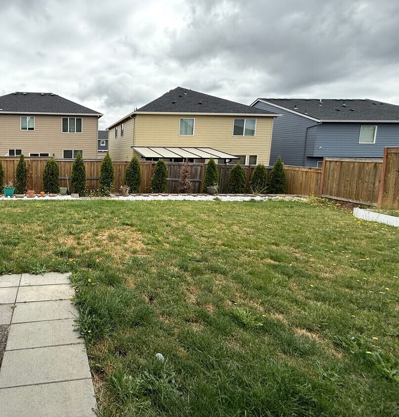 Building Photo - Spacious & Modern 4-Bed, 2.5-Bath Home in ...
