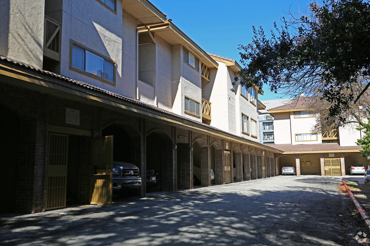 Croix Condominiums Apartments Austin, TX