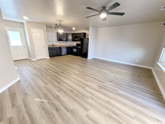 Foto del edificio - Newer Home w/ Great Space