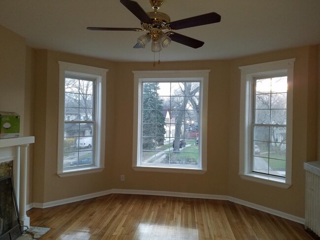 Building Photo - 9817 S Vanderpoel Ave