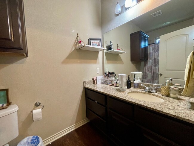 Foto del edificio - Spacious 2 Bed, 2.5 Bath Condo in Great Co...