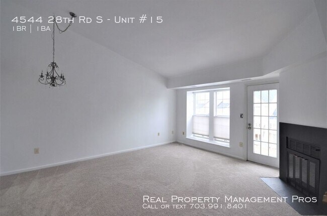 Foto del edificio - Beautiful Top Floor Condo- Shirlington!