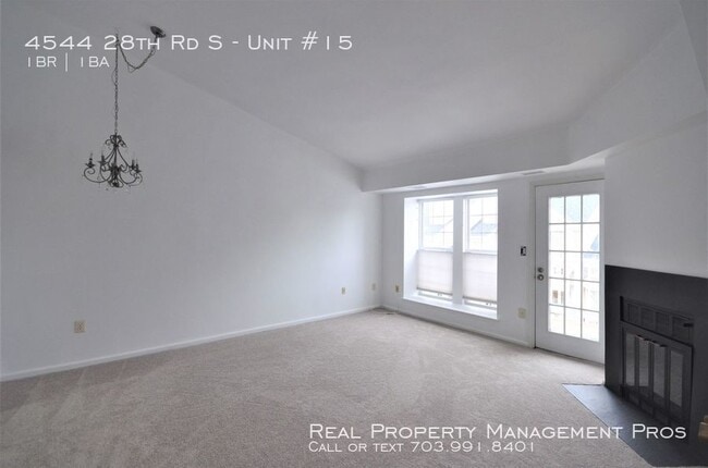 Building Photo - Beautiful Top Floor Condo- Shirlington!