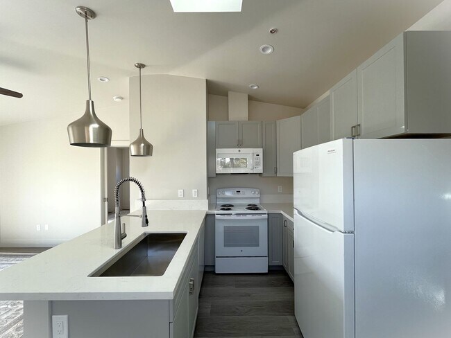 Building Photo - Carmel - 1336 Carmel St. San Luis Obispo, ...