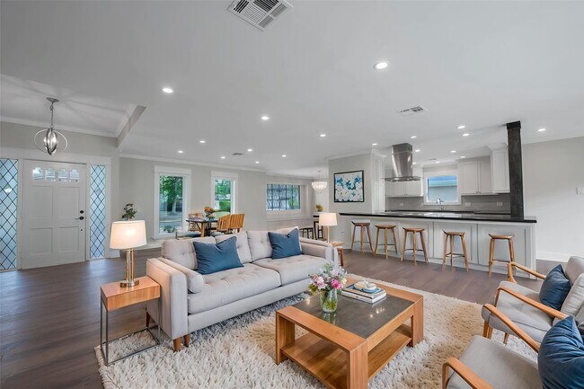 Foto del edificio - 402 Forest Lake Dr