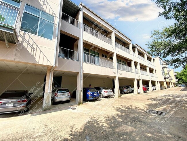 Building Photo - 2401 E 6th St