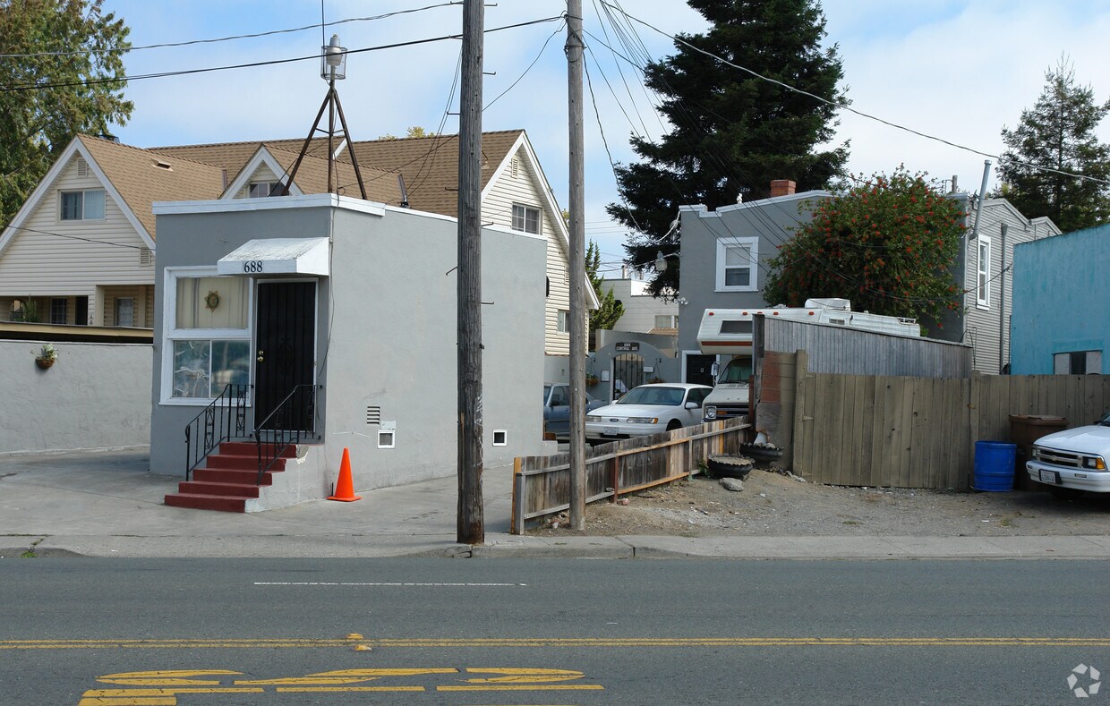 Primary Photo - 688 Central Ave