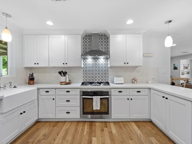 Foto del edificio - 821 E Rose Ln