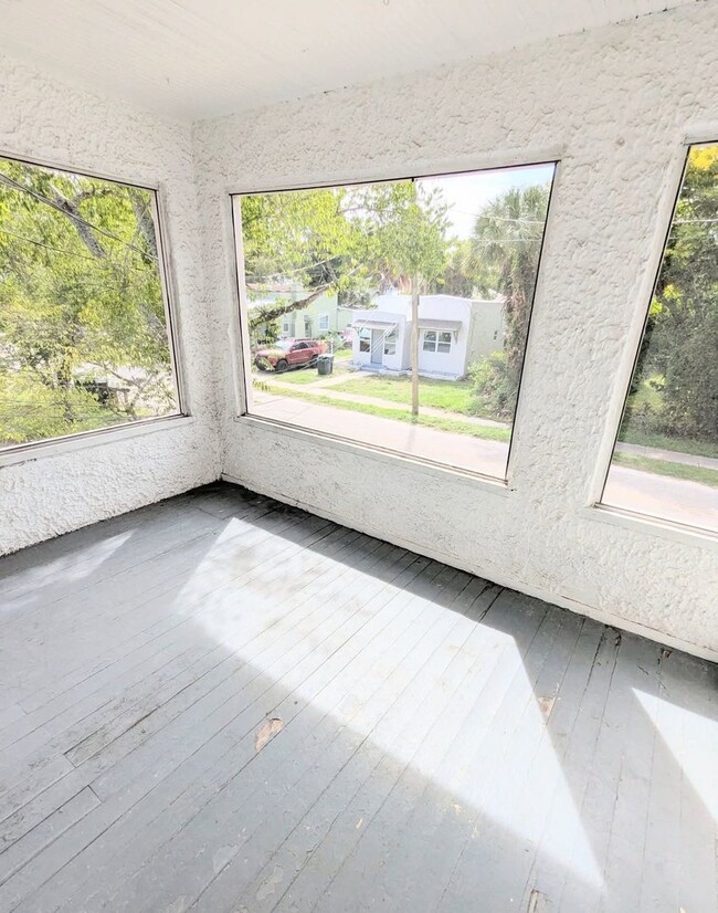 Building Photo - 635 Tanglewood St
