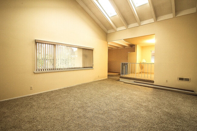 Building Photo - Elegant and Spacious 2 Bedroom/2 Bath Cond...