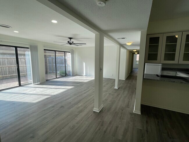 Building Photo - 1891 Poplar Woods Cir E