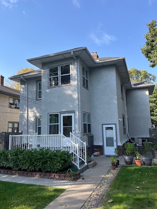 Foto del edificio - 1906 Portland Ave