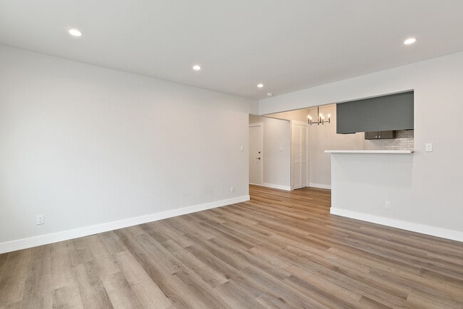 unit 5 living 2 - 2401 S Sycamore