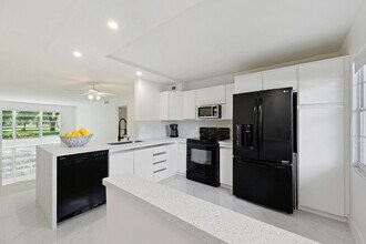 Building Photo - 2202 Lucaya Bend