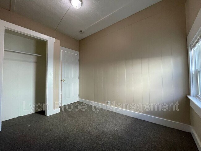 Building Photo - 4 Canonicus St